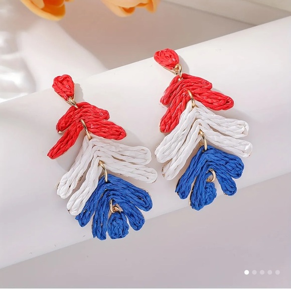 Boho style raffia dangle earrings leaf design USA patriotic colors lightweight - Picture 4 of 4